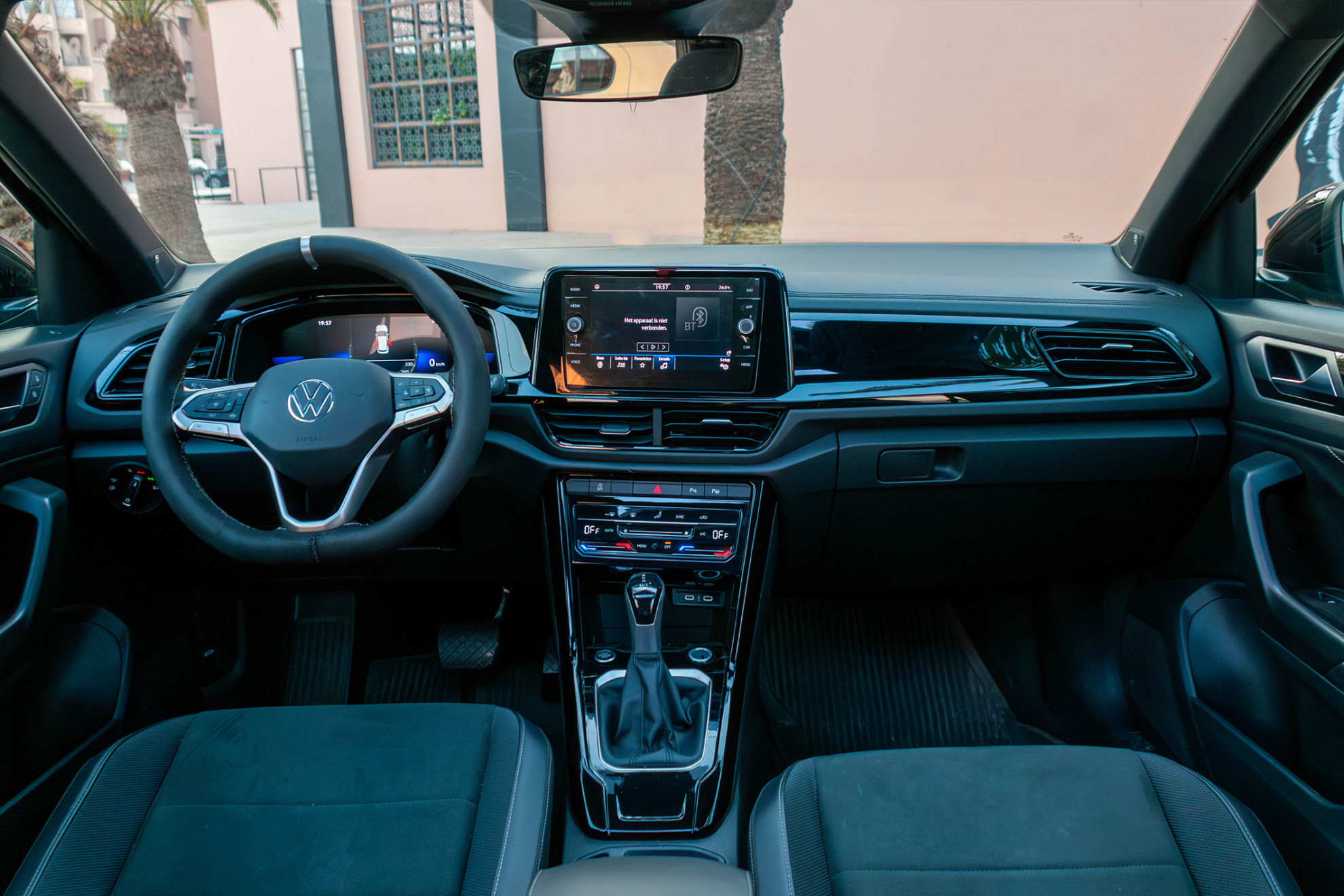 Бежевый AITO M7 2026