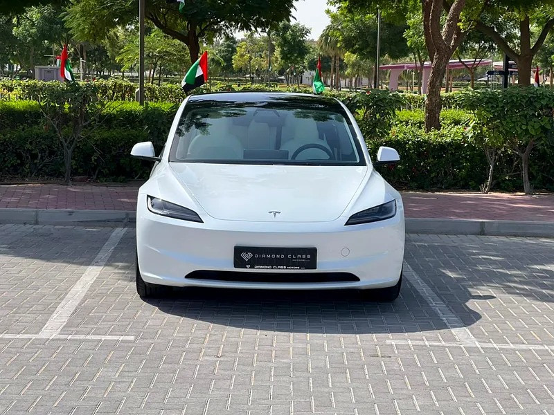 Белый Tesla Model 3 Base 2019 год