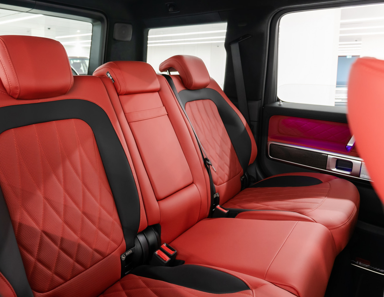 白色的 特斯拉 模型 3 性能 2026