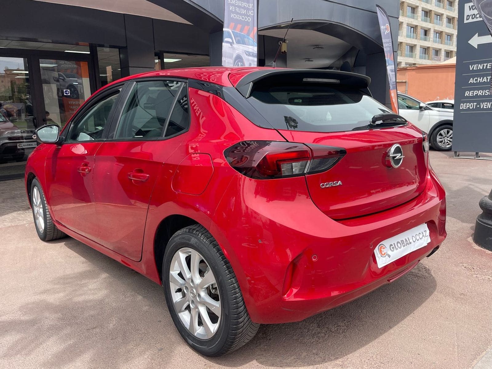 Красный Alfa Romeo 147  2025 год