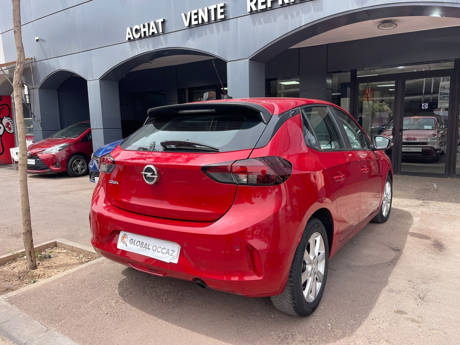 Красный Alfa Romeo 147  2025 год